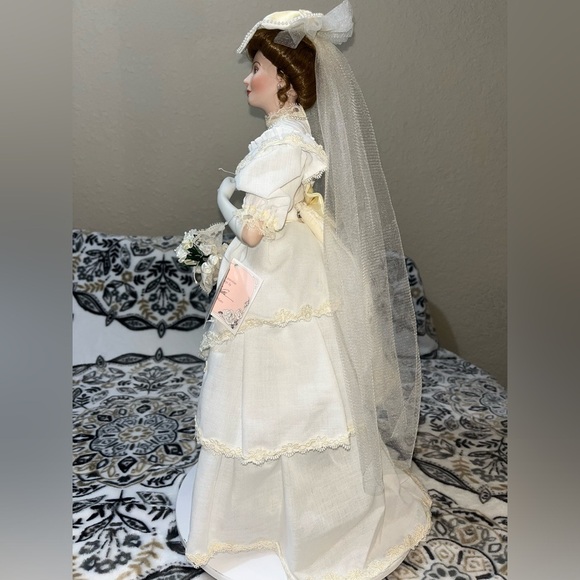 Flora Bride Classic Doll, Porcelain Bride Of The Century 1900s by Ellen Williams - Picture 9 of 17